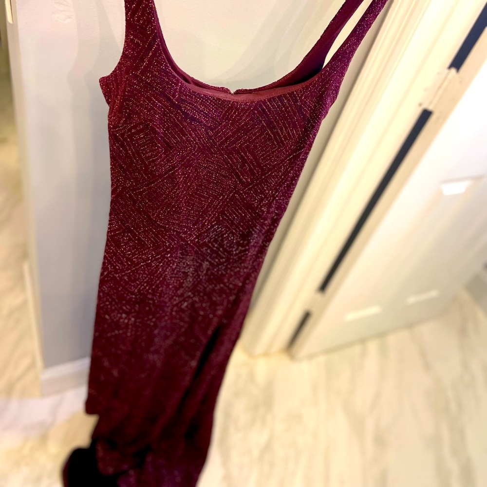 Burgundy formal dress down to the floor with shimmer. High slit, firm fitting
